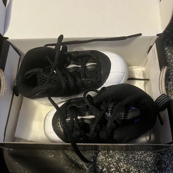 Barely worn shoes from my son he no longer fits size 5c - Picture 1 of 4